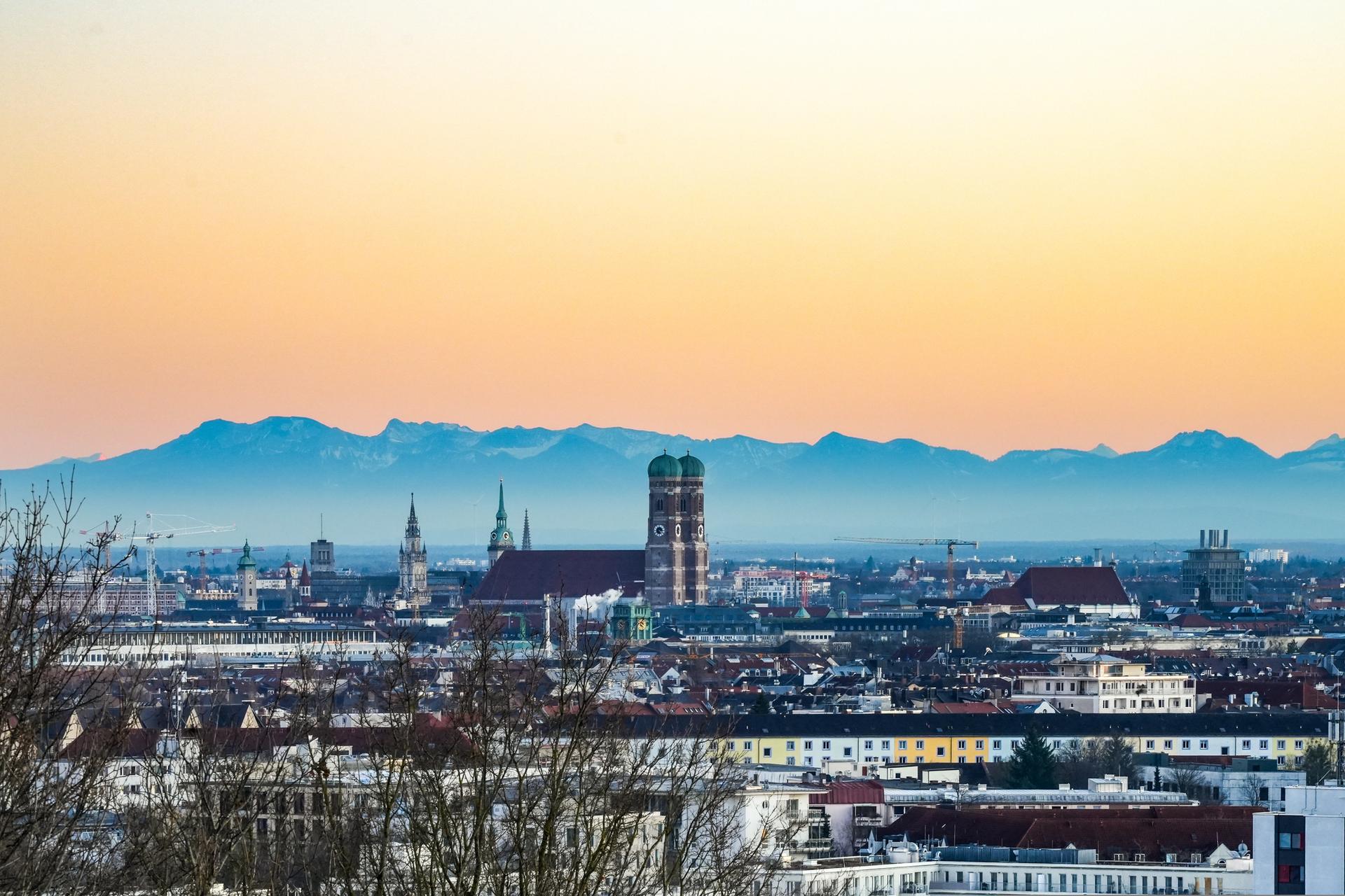 Skyline von München mit Frauenkirche vor Alpenpanorama