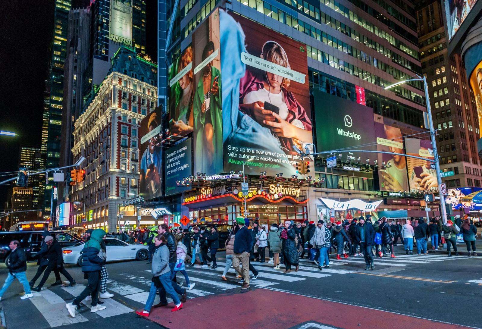Markenwelt und Konsum: Times Square bei Nacht